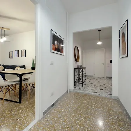 Spazioso E Moderno Vicino Alla Metro Apartmán
